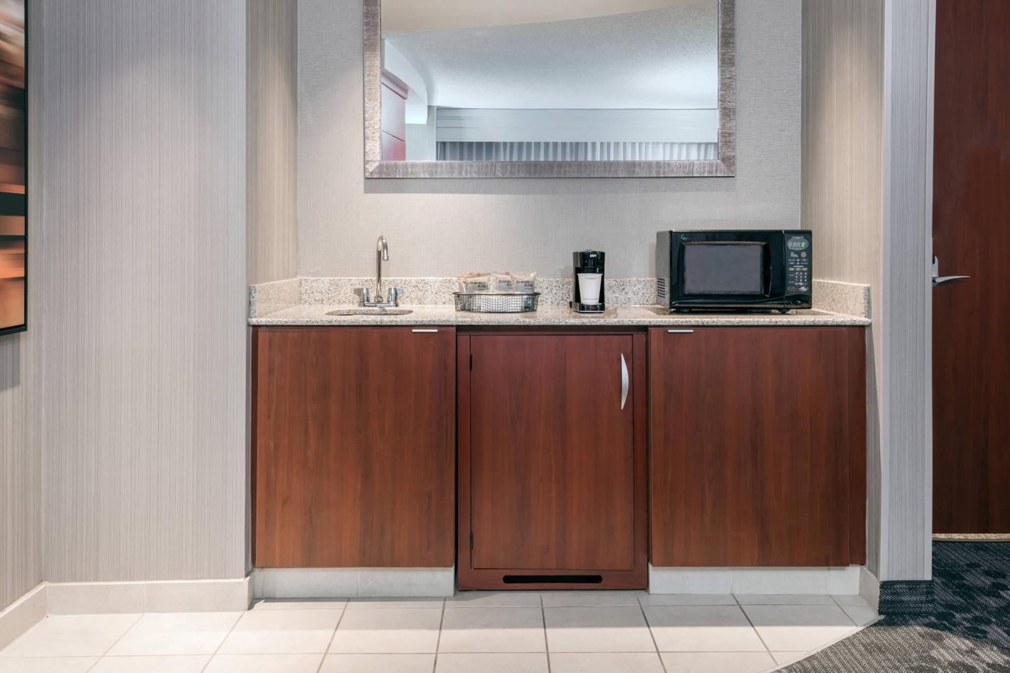 צ'יקטווואגה Courtyard By Marriott Buffalo Airport מראה חיצוני תמונה