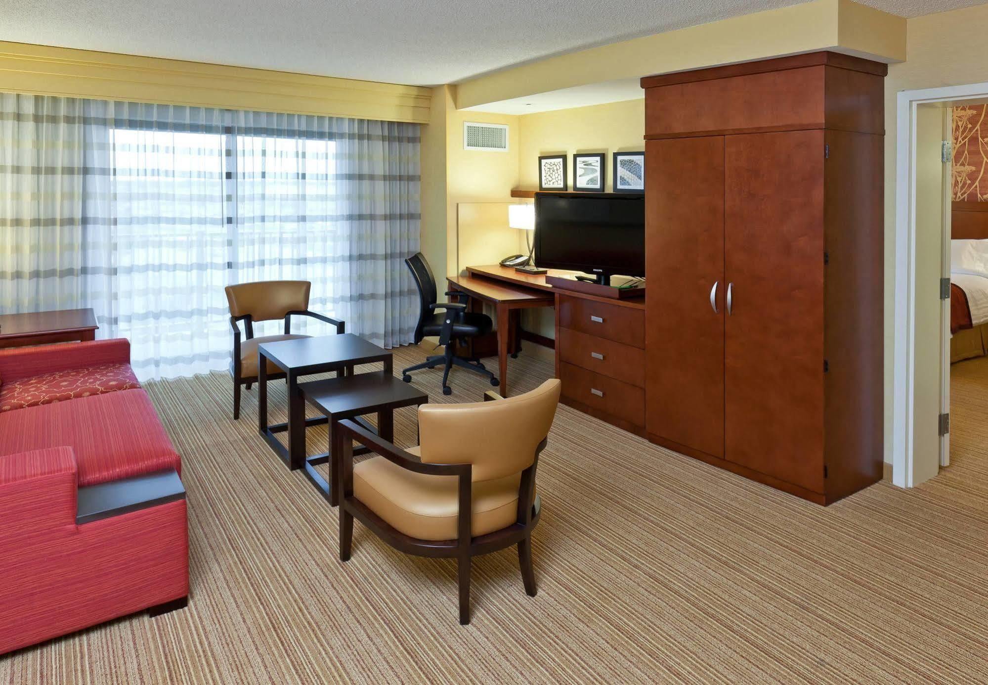 צ'יקטווואגה Courtyard By Marriott Buffalo Airport מראה חיצוני תמונה